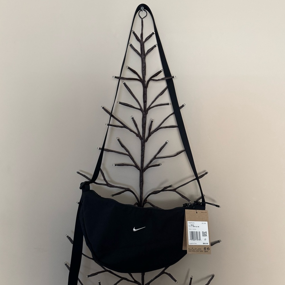 Brand new”Nike”Unisex,crossbody bag.Size-W-12”x7”inc.Color-black.🖤